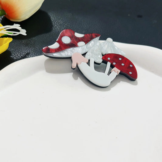 1Pcs Women's Acrylic Plant Mushroom Brooch Handmade Creative Mushroom Suitable for Holiday Decoration Accessories